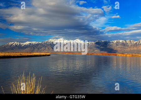 Dieses Frühjahr Ansicht sieht Nordosten durch eine Biegung des Flusses "Bären" in Richtung der schneebedeckten Wellsville Mountains Utah USA Stockfoto