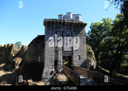 Das Torhaus mit der Bergfried hinter Forteresse de Largoet, Elfen, Morbihan, Bretagne, Frankreich Stockfoto