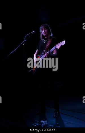 Solo-Auftritt von Sänger / Songwriter Jess Williamson bei The Old Blue Last am 6. September 2016 in Shoreditch, London, UK Stockfoto