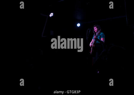 Solo-Performance von Sängerin Lucy Dacus bei The Old Blue Last am 6. September 2016 in Shoreditch, London, England, Vereinigtes Königreich. Lucy Dacus ist bekannt für ihre unglaublich offenen Indie-Songs und Texte. Stockfoto