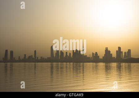 Sonnenaufgang über Kuwait Stadt an einem heißen Augusttag. Stockfoto