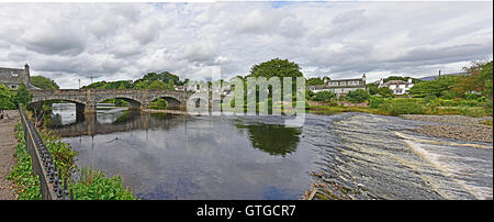 Alte Steinbrücke mit fließenden Fluss Cree und Wehr in Newton Stewart, Galloway, Schottland. Stockfoto