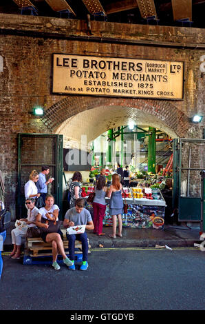 London, England, Vereinigtes Königreich. Borough Market, Southwark. Lee-Brüder, Kartoffel-Händler melden über dem Stall zu verkaufen, Essen und trinken. Stockfoto