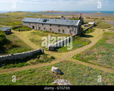 "Das alte Bauernhaus" auf Skomer Island vor der Küste von Pembrokeshire in Wales SW. Jetzt ein Besucherzentrum & Übernachtung Stockfoto