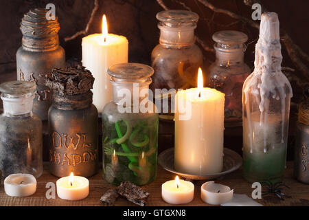 Hexe Apotheke Gläser magische Tränke Buch Halloweendekoration Stockfoto