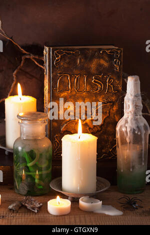 Hexe Apotheke Gläser magische Tränke Buch Halloweendekoration Stockfoto