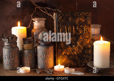 Hexe Apotheke Gläser magische Tränke Buch Halloweendekoration Stockfoto