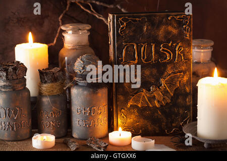 Hexe Apotheke Gläser magische Tränke Buch Halloweendekoration Stockfoto