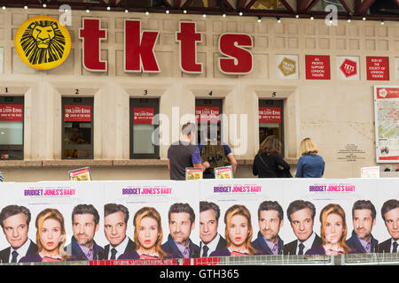 Tickets-Kiosk am Leicester Square mit Plakaten für den Film Bridget Jones Baby, London im September Stockfoto