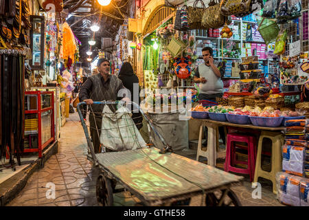 Vakil-Basar ist der Hauptbasar der Shiraz, Iran, das Hotel liegt im historischen Zentrum der Stadt.  Es wird vermutet, dass der Markt ursprünglich im 11. Jahrhundert n. Chr. durch die Buwayhids gegründet vor allem durch die Atabaks von Fars erfolgte und nach Karim Khan Zand erst im 18. Jahrhundert umbenannt.  Der Basar hat schöne Innenhöfe, Caravansarais, Badehäuser und alten Läden die gelten zu den besten Plätzen in Shiraz, alle Arten der persischen Teppiche, Gewürze, Kupfer Kunsthandwerk und Antiquitäten zu kaufen.  Wie andere orientalische Basare gibt es einige Moscheen und Imamzadehs gebaut werden Stockfoto