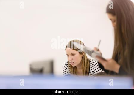 Unternehmerinnen mit Zwischenablage arbeiten am computer Stockfoto