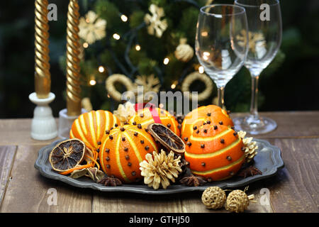 gewürzte orange Pomander Kugeln, duftende Weihnachten Tischdekoration Stockfoto