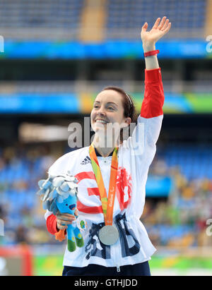 Großbritanniens Stef Reid auf dem Podium nach dem Gewinn der Silbermedaille im Weitsprung der Frauen - Final T44 im Olympuc Stadium. am zweiten Tag der Rio Paralympischen Spiele 2016 in Rio De Janeiro, Brasilien. Stockfoto