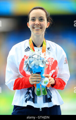 Großbritanniens Stef Reid auf dem Podium nach gewann Silber in der Frauen Weitsprung T44 Finale im Olympiastadion während des zweiten Tages der Rio Paralympischen Spiele 2016 in Rio De Janeiro, Brasilien. Stockfoto