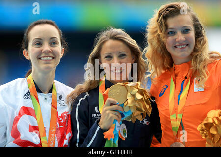 (links nach rechts) Großbritanniens Stef Reid Posen mit ihrer Silbermedaille, stellt Frankreichs Marie-Amelie le Fur mit ihrer Goldmedaille und Netherland es Marlene Van Gansewinkel stellt mit ihrer Bronzemedaille auf dem Podium nach Womens Long Jump T44 endgültig das Olympiastadion während des zweiten Tages der Rio Paralympischen Spiele 2016 in Rio De Janeiro, Brasilien. Stockfoto