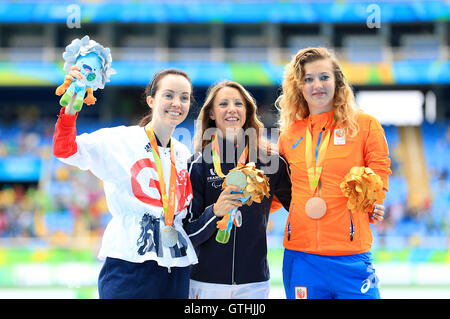 (links nach rechts) Großbritanniens Stef Reid Posen mit ihrer Silbermedaille, stellt Frankreichs Marie-Amelie le Fur mit ihrer Goldmedaille und Netherland es Marlene Van Gansewinkel stellt mit ihrer Bronzemedaille auf dem Podium nach Womens Long Jump T44 endgültig das Olympiastadion während des zweiten Tages der Rio Paralympischen Spiele 2016 in Rio De Janeiro, Brasilien. Stockfoto