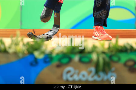 Detail des Fusses und der Prothese von Großbritanniens Stef Reid als sie ihre Silbermedaille auf dem Podium für Frauen Weitsprung T44 The Olympic Stadium während des zweiten Tages der Rio Paralympischen Spiele 2016 in Rio De Janeiro, Brasilien erhält. Stockfoto