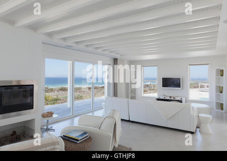 Strand Haus Wohnzimmer mit Holzbalkendecken Stockfoto