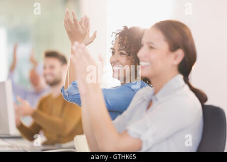 Geschäftsfrauen lächelnd und klatschten in treffen Stockfoto