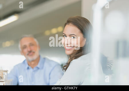 Porträt lächelnd Geschäftsfrau in treffen Stockfoto