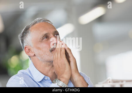 Nachdenklich Geschäftsmann wegschauen Stockfoto