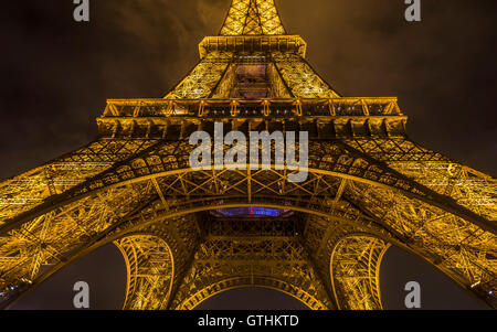 Hautnah mit dem Eiffelturm in der Nacht. Stockfoto