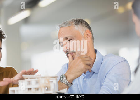 Modell in Sitzung diskutieren Architekten Stockfoto