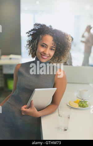Porträt lächelnd Geschäftsfrau mit digital-Tablette Stockfoto