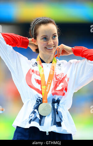 Großbritanniens Stef Reid auf dem Podium nach dem Gewinn der Silbermedaille im Weitsprung der Frauen - Final T44 im Olympiastadion während des zweiten Tages der Rio Paralympischen Spiele 2016 in Rio De Janeiro, Brasilien. Stockfoto