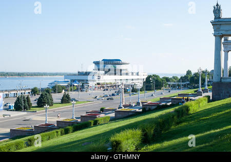 Volgograd, Russland - 27. Juni 2016: Die zentrale Böschung und Fluss-Station in der Stadt Wolgograd Stockfoto