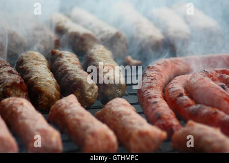 Grillen Fleisch auf Holzkohlefeuer Closeup Bild. Stockfoto