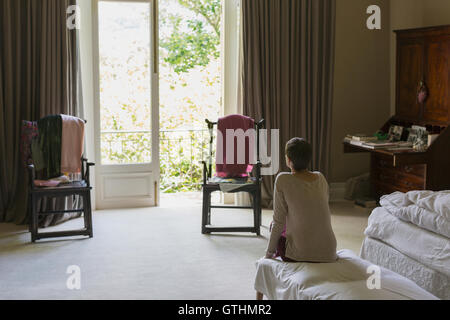 Frau suchen Balkonfenster im Schlafzimmer Luxus nach Hause Schaufenster Stockfoto