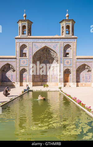 Die Nasir-Ol-Molk Moschee ist eine traditionelle Moschee in Schiraz, Iran. Die Moschee umfasst umfangreiche farbiges Glas in der Fassade und andere traditionelle Elemente wie die Panj Kāse ("fünf konischen") zeigt Design. Es ist in der populären Kultur als die rosa Moschee, durch die Verwendung von erheblichen rosa Farbe Fliesen für Innendesign benannt. Stockfoto