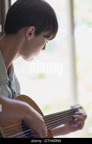 Frau spielt Gitarre hautnah Stockfoto