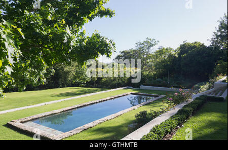 Sonnigen Rasen und pool Stockfoto