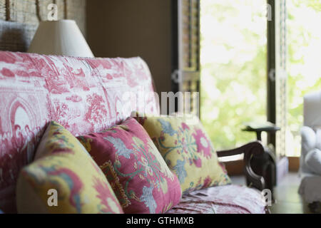 Florale Kissen Toile sofa Stockfoto