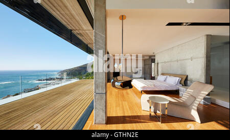 Moderner Luxus Schlafzimmer, Terrasse mit Blick auf das sonnige Meer öffnen Stockfoto
