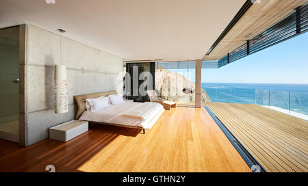 Moderner Luxus Schlafzimmer, Terrasse mit Blick auf das sonnige Meer öffnen Stockfoto