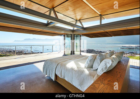 Moderne Luxus-Bett, Terrasse mit Blick auf das sonnige Meer öffnen Stockfoto