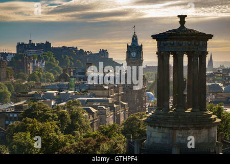 Dugald Stewart Monument, Balmoral Hotel Clock Tower und das Schloss Edinburgh, Schottland. Stockfoto