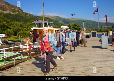 Touristen, die eine Kreuzfahrt von Ullswater Dampfer aussteigen. Glenridding Pier, der Lake Ullswater, Penrith District National Park, UK Stockfoto