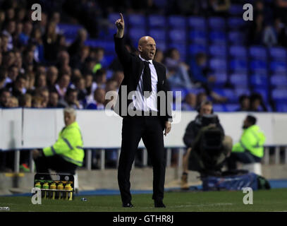 Lesen Manager Jaap Stam entsprechen Gesten an der Seitenlinie während der Himmel Bet Meisterschaft im Madejski Stadium, lesen. Stockfoto