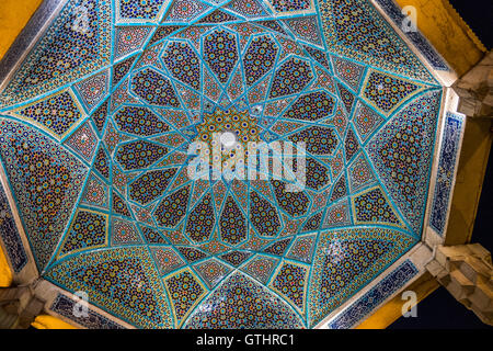 Das Grab von Hafez und seine zugehörigen Gedächtnishalle, der Hāfezieh sind zwei Denkmal Strukturen im nördlichen Rand von Shiraz, Iran, in Erinnerung an den berühmten persischen Dichter Hafez errichtet. Offener Pavillon Strukturen liegen in den Musalla Gärten am Nordufer eines saisonalen Flusses und Haus der Marmor Grab von Hafez. Die heutigen Gebäude, im Jahre 1935 gebaut und entworfen von dem französischen Architekten und Archäologen André Godard, sind auf dem Gelände des früheren Strukturen, von denen im Jahre 1773 erbaut wurde. Das Grab, seine Gärten und die umliegenden Gedenkstätten für andere großen Persönlichkeiten sind ein fo Stockfoto