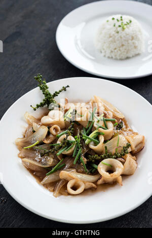 Frische Tintenfische und Kampot grünem Pfeffer Rühren braten traditionelle asiatische kambodschanischen Meeresfrüchte Mahlzeit Stockfoto