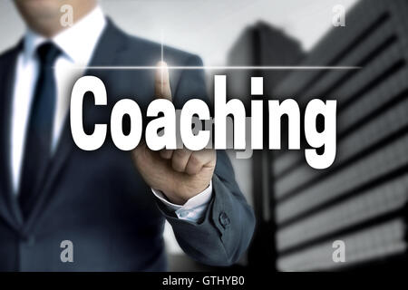 Coaching Touchscreen gesteuert Geschäftsmann. Stockfoto