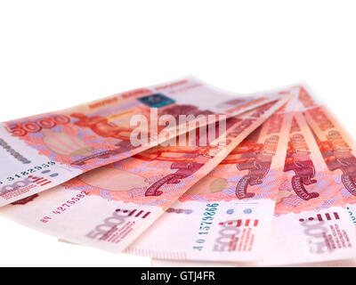 Hohen aufgeblasenen russischen fünf Tausend Rubel Banknoten isoliert auf weiss Stockfoto