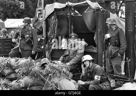 Bundeswehr in einem zerbombten Café während des Krieges in Frankreich Stockfoto