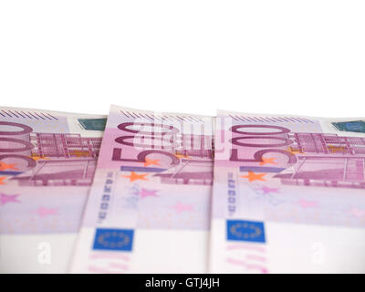 Fliesen von fünfhundert Euro-Banknoten, die isoliert auf weiss Stockfoto