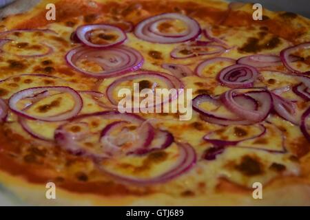 Köstliche italienische hausgemachte Pizza. Piemont, Italien. Marco Imazio © Stockfoto