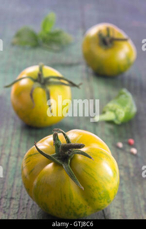 Erbstück-Tomaten und Basilikum und Gewürzen Stockfoto